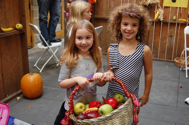 sukkot girls with apples