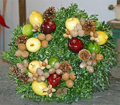 Jef Naunchik teaches how to create beautiful della robbia wreaths.