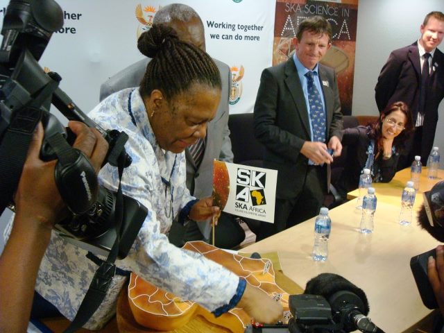 Minister Naledi Pandor cutting the African SKA cake!