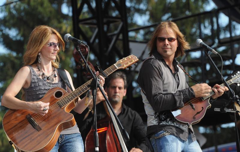 Elaine + Lee Roys at Country Thunder 2011 (credit Rick Diamond)