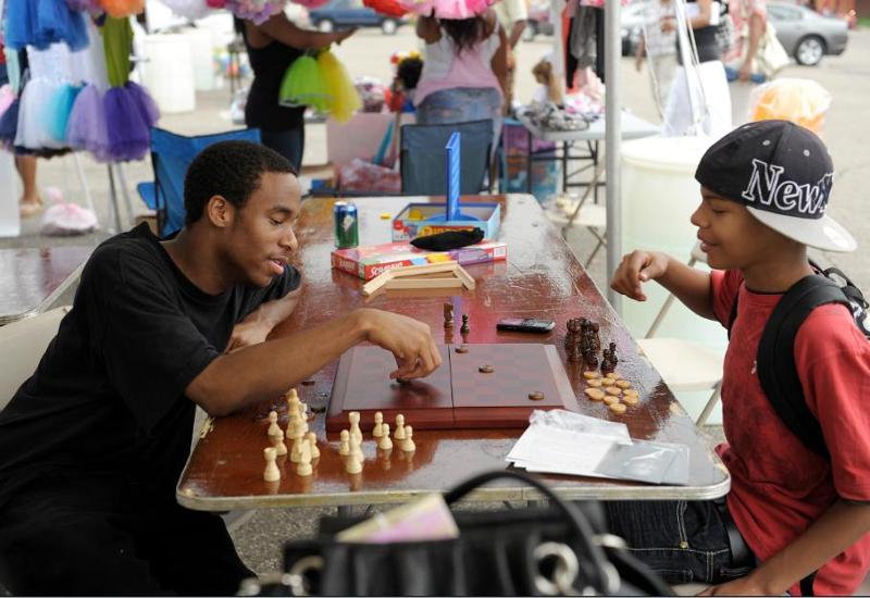 Neighborhoods Day - kids playing chess