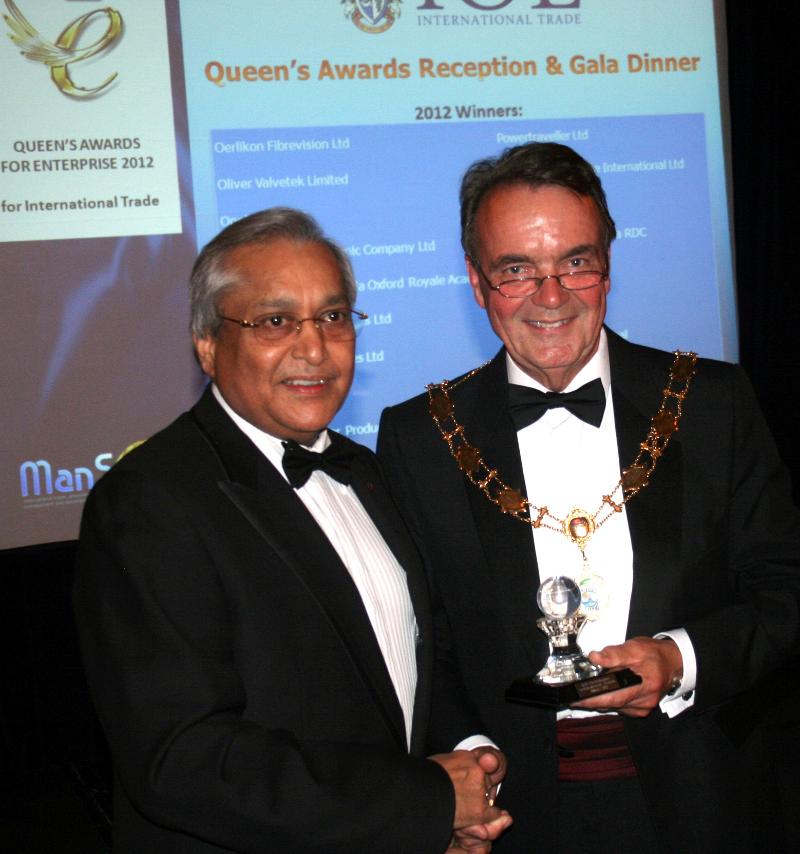 Rami Ranger of Sun Mark Group in UK receiving award