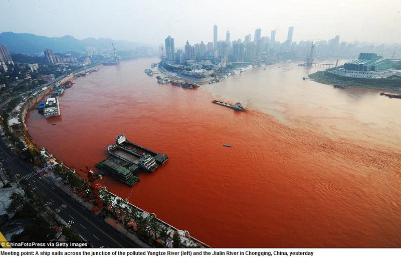 Yangtze River turns red