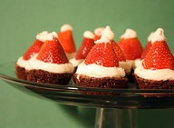 strawberry santa brownie bites