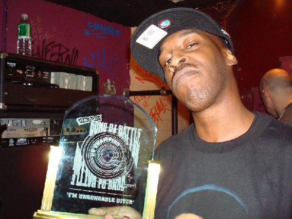 Roc Raida w/ the 2007 Gong DJ Battle Trophy
